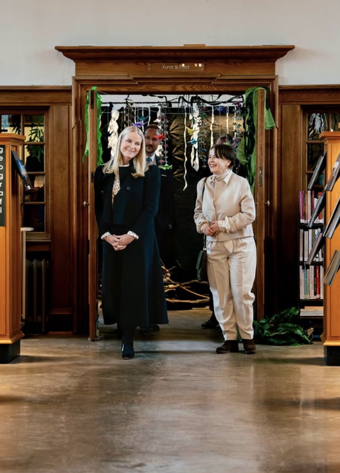 Kronprinsesse Mette-Marit i biblioteket