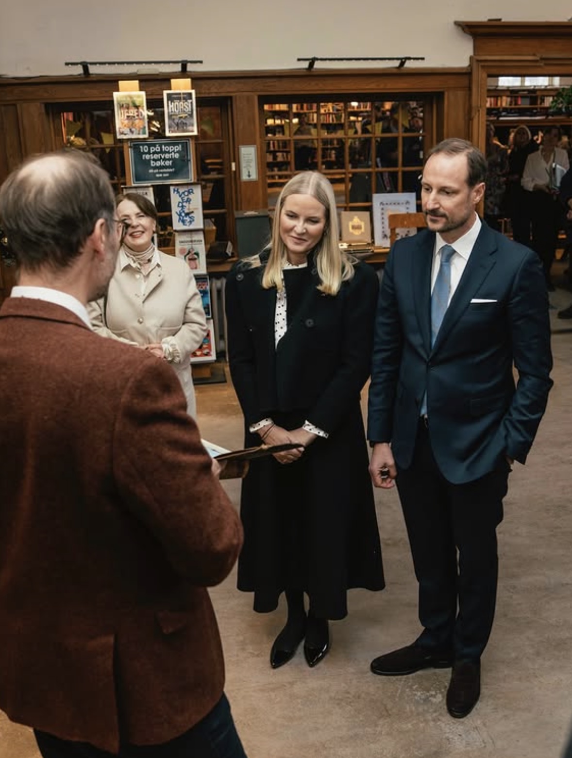 Kronprinsparet inne i biblioteket
