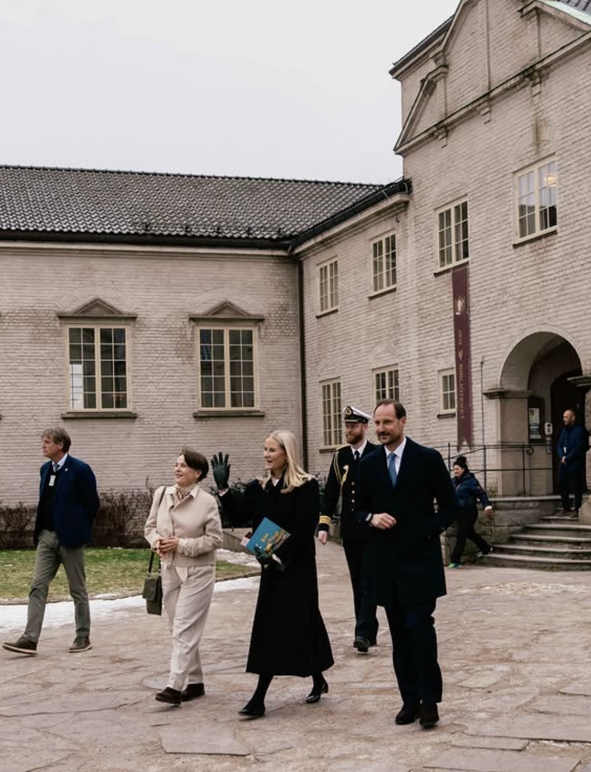 Kronprinsparet utenfor biblioteket