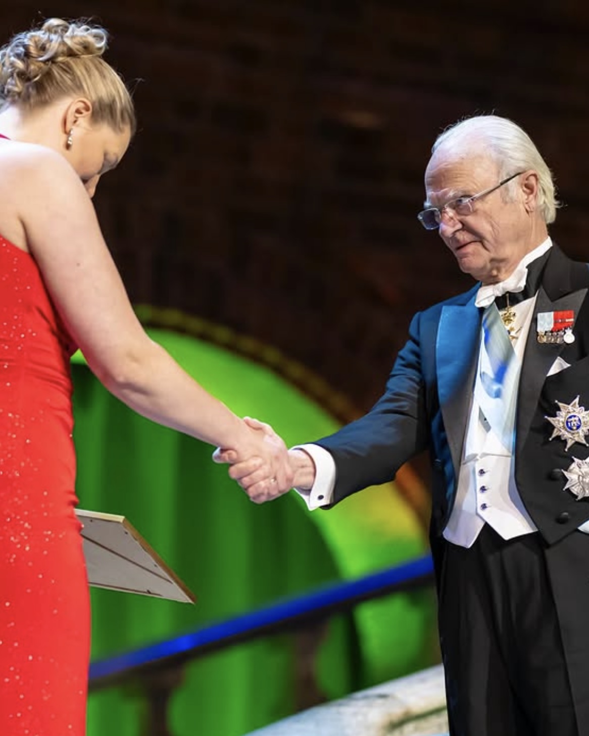 Kongen deler ut diplom