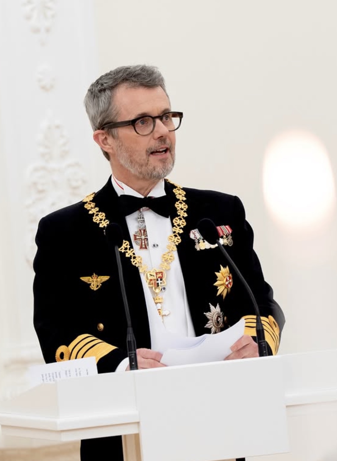 Kong Frederik holder tale